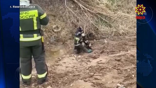 В Новочебоксарске сотрудники МЧС спасли двух детей, увязших по пояс в грязи