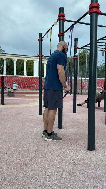 Разгибание предплечий со жгутом сверху