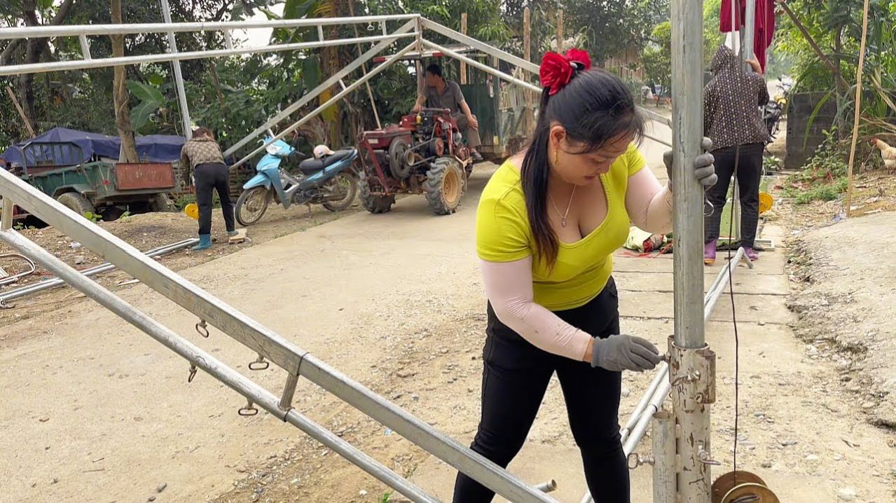 Работа женщины-водителя сельскохозяйственной техники в сельской местности.