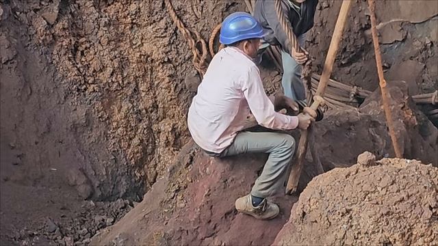Huge boulder removal from kobelco gyratory crusher