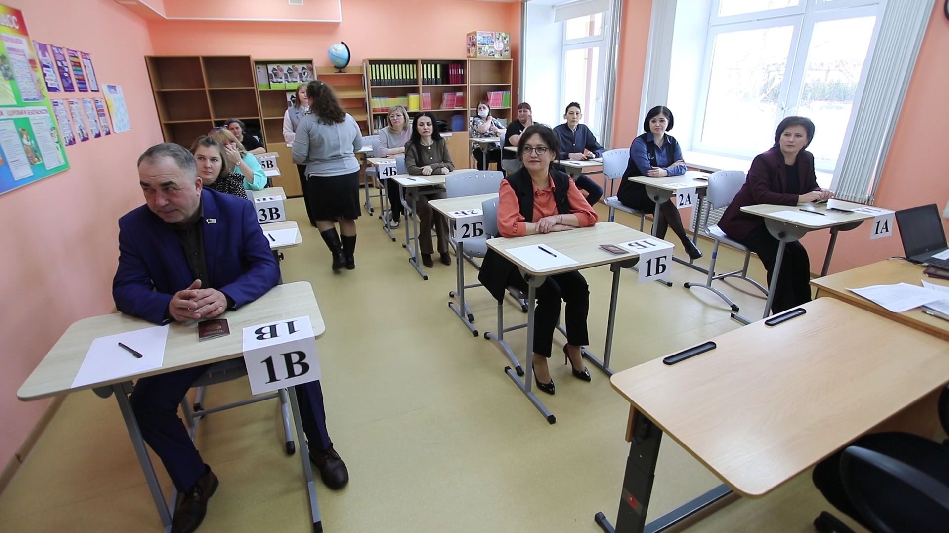 В Куть-Яхе родители выпускников написали ЕГЭ