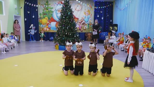 Новогоднее представление. Дрессировщица и собачки