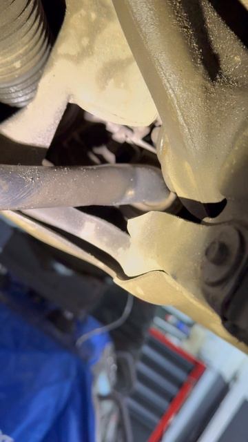 Рукой такое точно не расшатаешь! Втулки под замену.