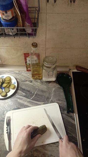 Как нарезать солёный огурец?