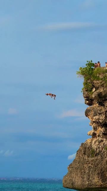 Безумный прыжок со скалы!