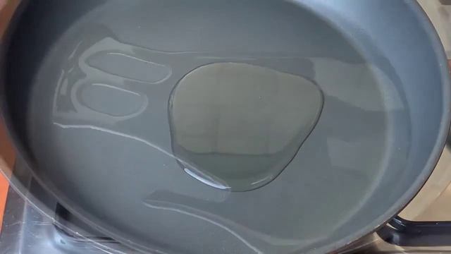 Запекаю рыбу в духовке и подаю на стол с картошечкой. Очень вкусно