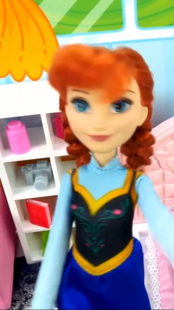 Эльза перегрелась и спит. Анна в тревоге: температура высокая!  #длядетей #куклы #детскийканал