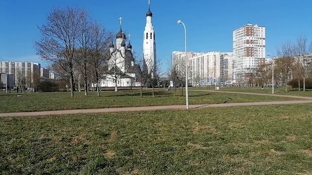 Прогулка в Радоницу у Храма апостола Петра