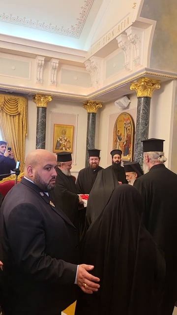 Патриарх Иерусалимский раздает пасхальные яйца в Тронном зале Патриархии в Светлую седмицу