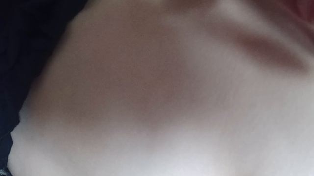 бульканье и поглаживание животика