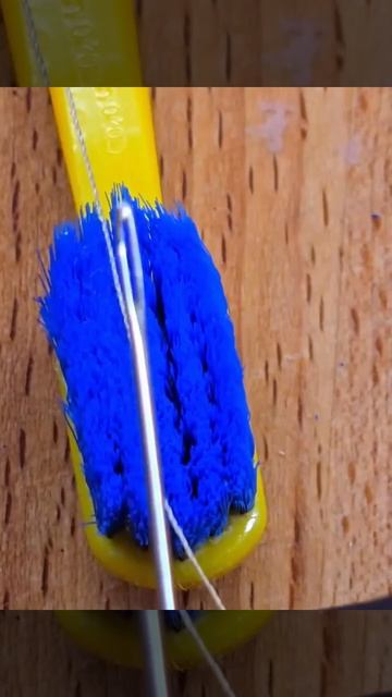 Как легко вставить нитку в ушко иголки.

Лайфхак👌