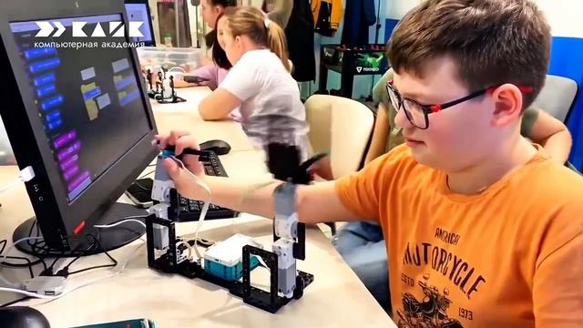 Ученики Академии КЛИК передают вам привет механической рукой👀