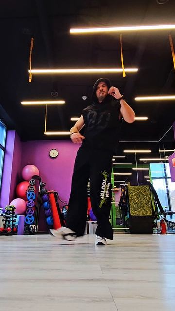 Танцует шаффл