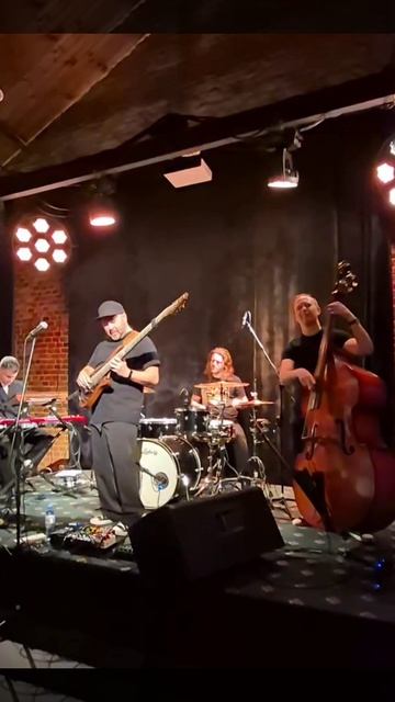 С кайфом солирую на Dingwall ABII Custom на презентации альбома Максимов/Сокулер project
.