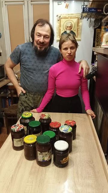 Мы нашли на помойке банки с домашним вареньем - вот иллюстрация бессмысленности дачных работ.