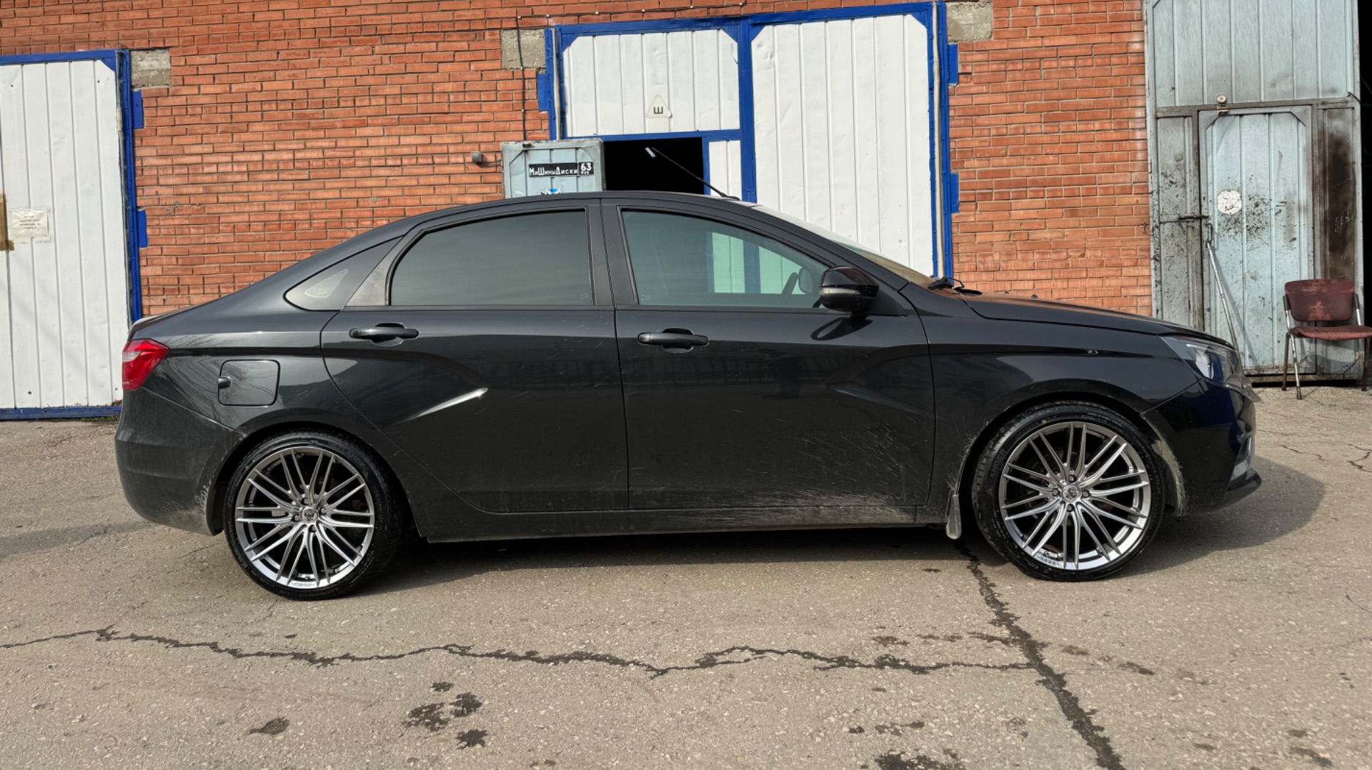 r18 колёса на чёрную Лада Веста 🐈⬛