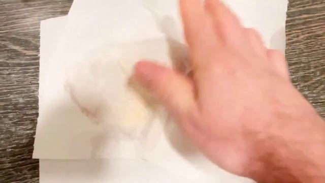 Невероятно вкусная копченая курица в кастрюле на кухне.