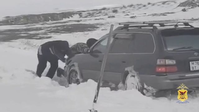 В Забайкалье полицейские вторые сутки помогают гражданам в условиях сильнейшего снегопада