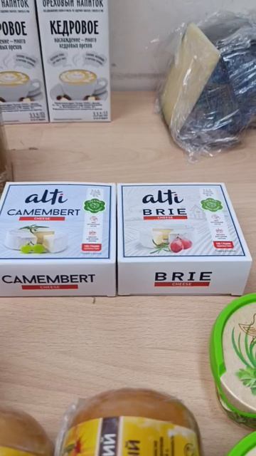 Любимый сыр: твердый, плавленый, с плесенью. Хорошее сливочное масло