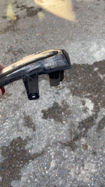 Разбитый повторитель Nissan Note E12