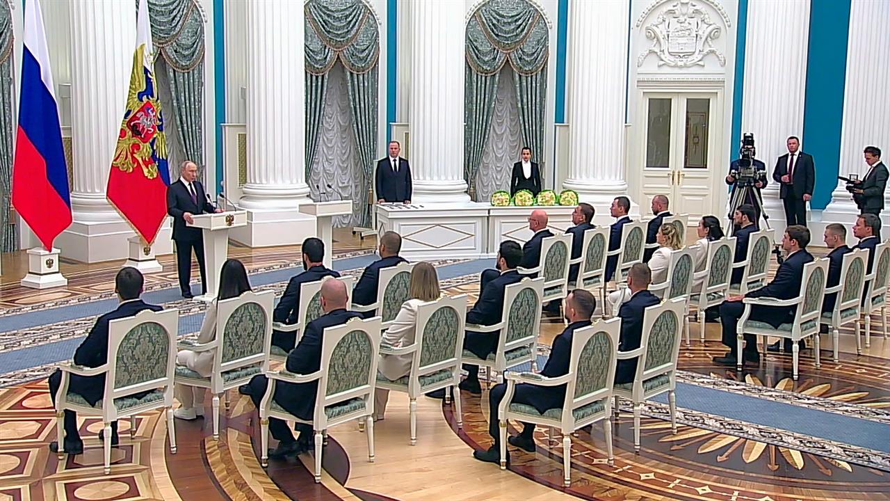 Владимир Путин в Кремле вручил госнаграды выдающимся боксерам.