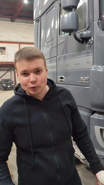 Не лезьте справа под фуру Ман в ремонте с топливной тормозами и тягами прицеп с подшипниками