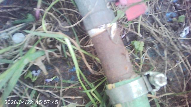 Крепление поливного шланга к крану с помощью хомута (постаринке)