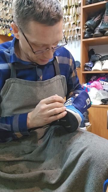 Дырка в кроссовке, частая проблема. Покажу, как легко можно отремонтировать своими руками