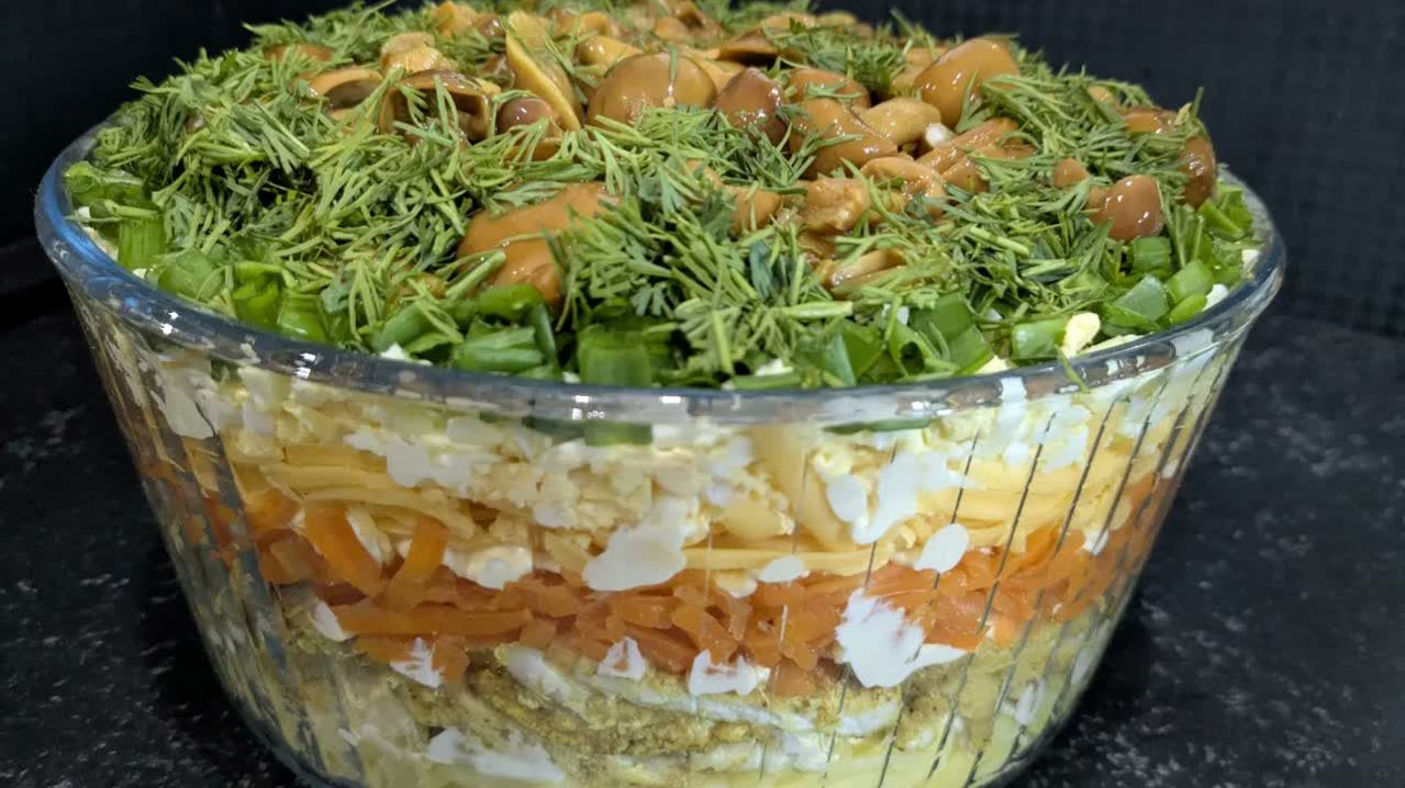 Слоёный салат с курицей и грибами — просто и вкусно! Любимый салат на праздничный стол