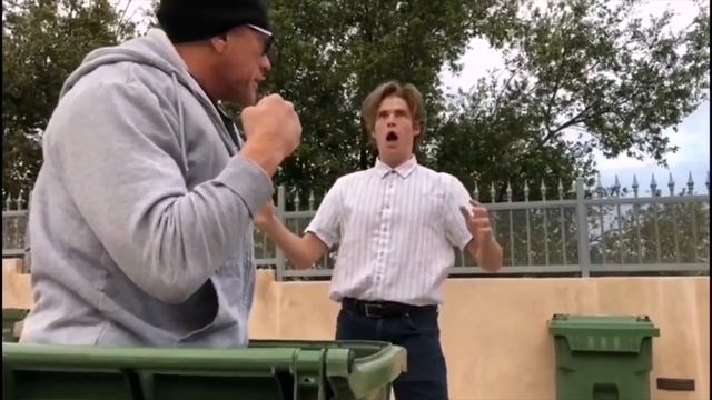 Жан-Клод Ван Дамм (Камиль) купил евроконтейнер в компании 