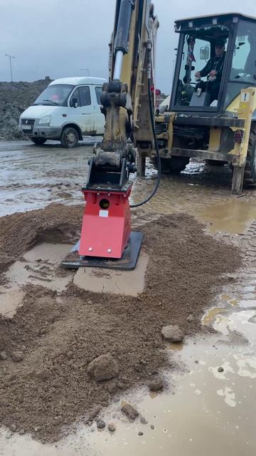 Ударная трамбовочная плита проходит испытания в Питере #спецтехника #экскаваторпогрузчик #трамбовка