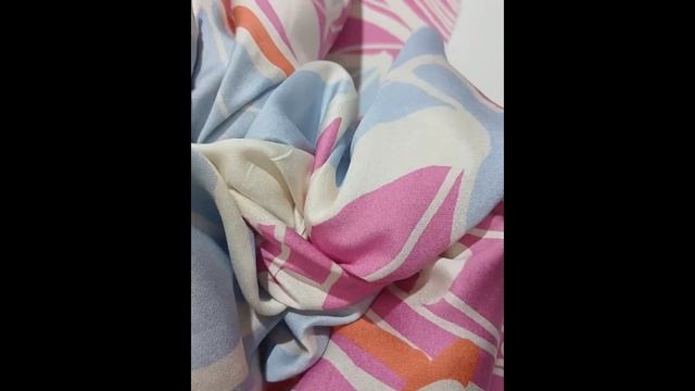 Вискозный сатин крупные голубые цветы на розовом ИТАЛИЯ