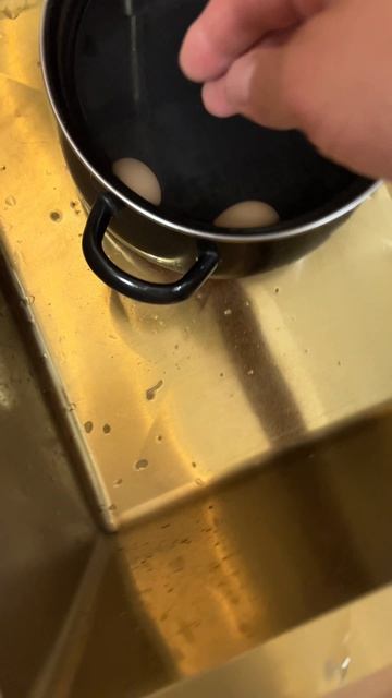 Варю первые яички 🪺  #яйцо #курочка #курятник