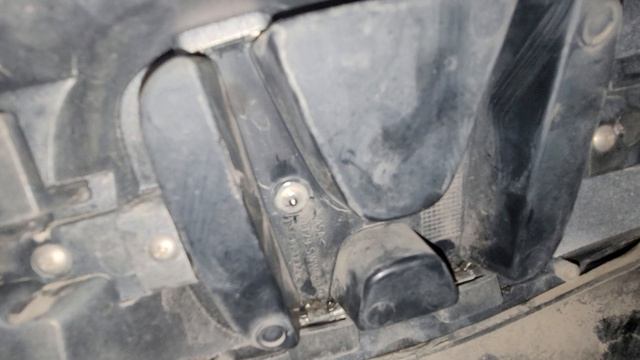 установка эмблемы на решётку радиатора Honda  CR-V 3.mp4