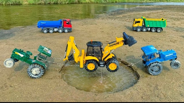 Новый JCB 5CX попал в аварию из-за грязи, вытаскивая трактор Swaraj, трактор Ford? Мультфильм