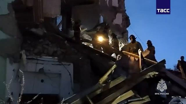 ‼️🇷🇺🏴☠В Сызрани из-за атаки врага обрушился подъезд жилого дома. Под завалами люди