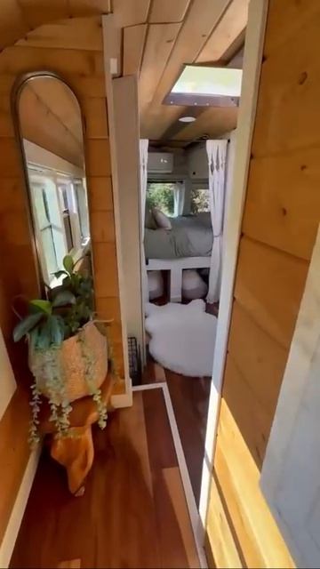 От идеи до воплощения

Автор видео шаг за шагом создаёт пространство, которое станет его домом