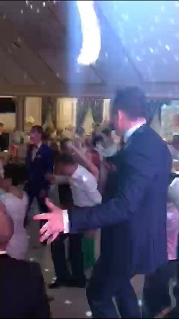 Поющий ведущий зажигает на свадьбе!