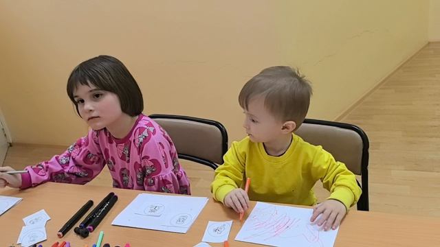 Амелия смастерила значок и магнитик