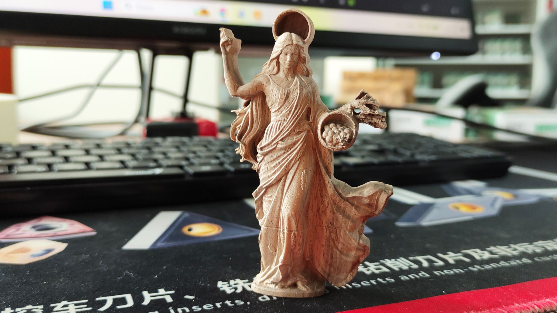 фрезеровка ореха на станке с ЧПУ. Модель богини Деметры созданного с помощью ИИ.