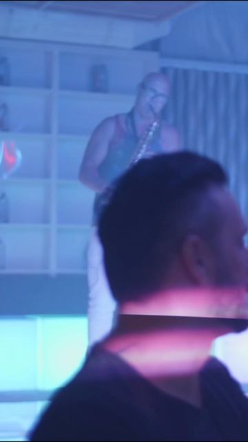 Саксофонист Syntheticsax - Go-Go Girls Dancing in night Club - House Music - Live Saxophone Record