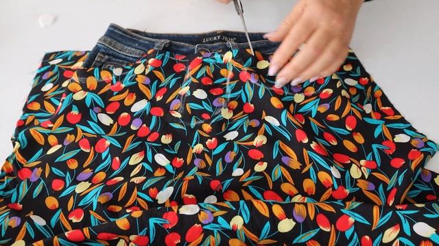 Как модный дизайнер скупает старые джинсы и шьёт крутые юбки и продаёт в 10 раз дороже