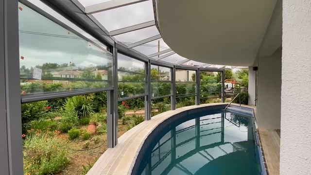 Ограждение бассейна стеклянными раздвижными конструкциями 