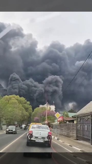 Клубы дыма и сажа: в Туапсе третий день тушат пожар на НПЗ