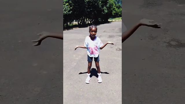 весело дети танцуют.mp4