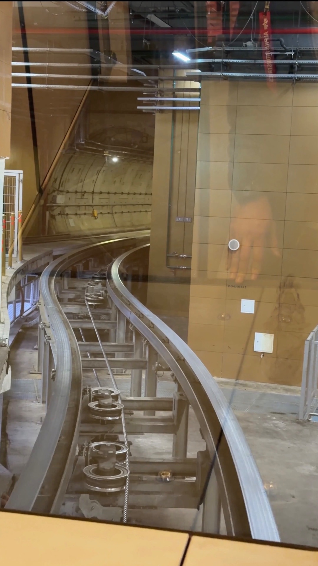 Как выглядит поезд под взлетно-посадочной полосой аэропорта Шереметьево