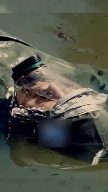 Решил почистить бассейн с вирусом 😷 Название_ Носители (2008) 👍🍿 #фильм #сериал #shorts #моменты