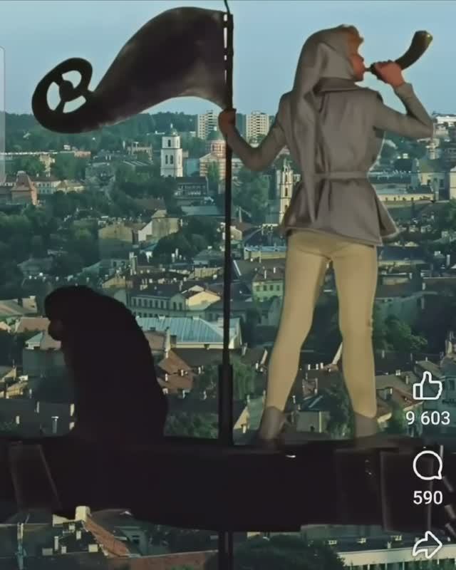 Бьют часы на башне