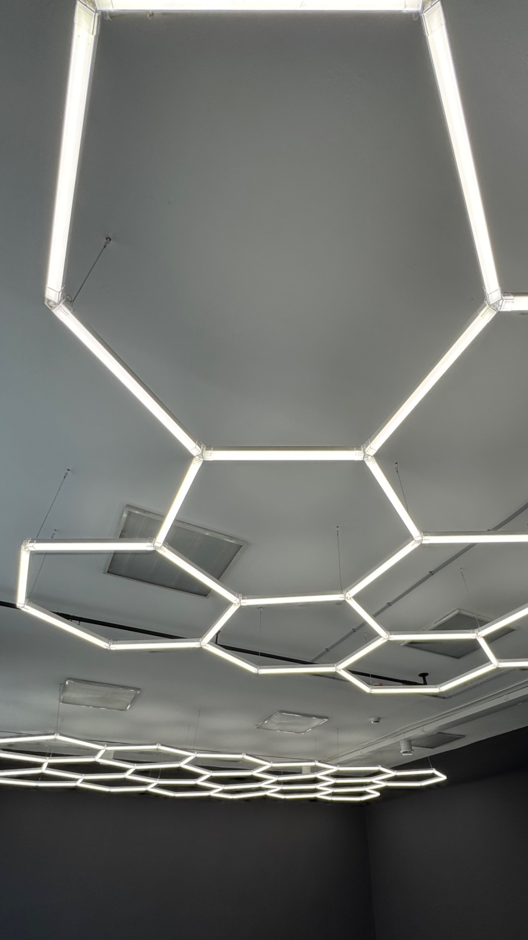 Монтаж потолочных светильников «соты»