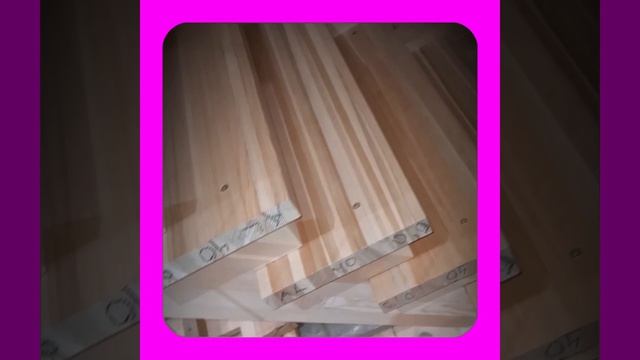 1000056810.mp4 (Собака наблюдает за устройством лестницы на 2-ой этаж в доме А-фрейм)